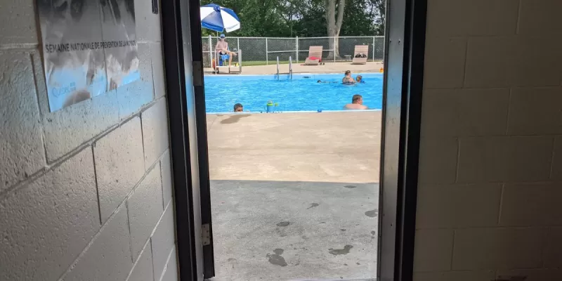 Porte pour entrer à la piscine Sainte-Thérèse 