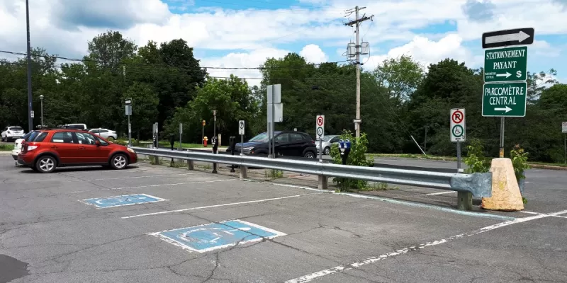 Deux places de stationnement situées en arrière de la rue Heriot